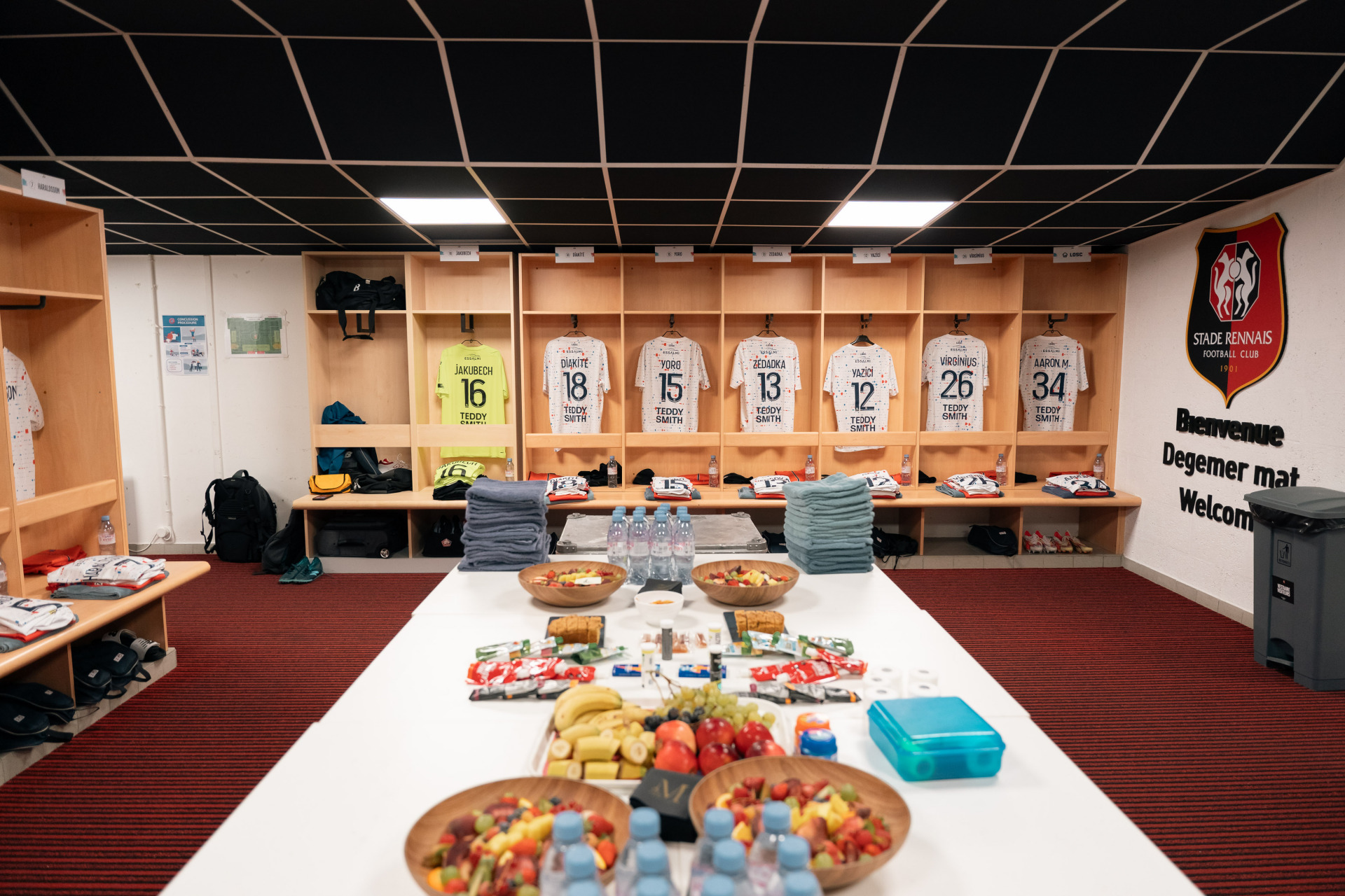 关于集结日广东宏远备战法甲；队长鼓劲细节曝光；更衣室稳定；轮换策略成焦点的信息