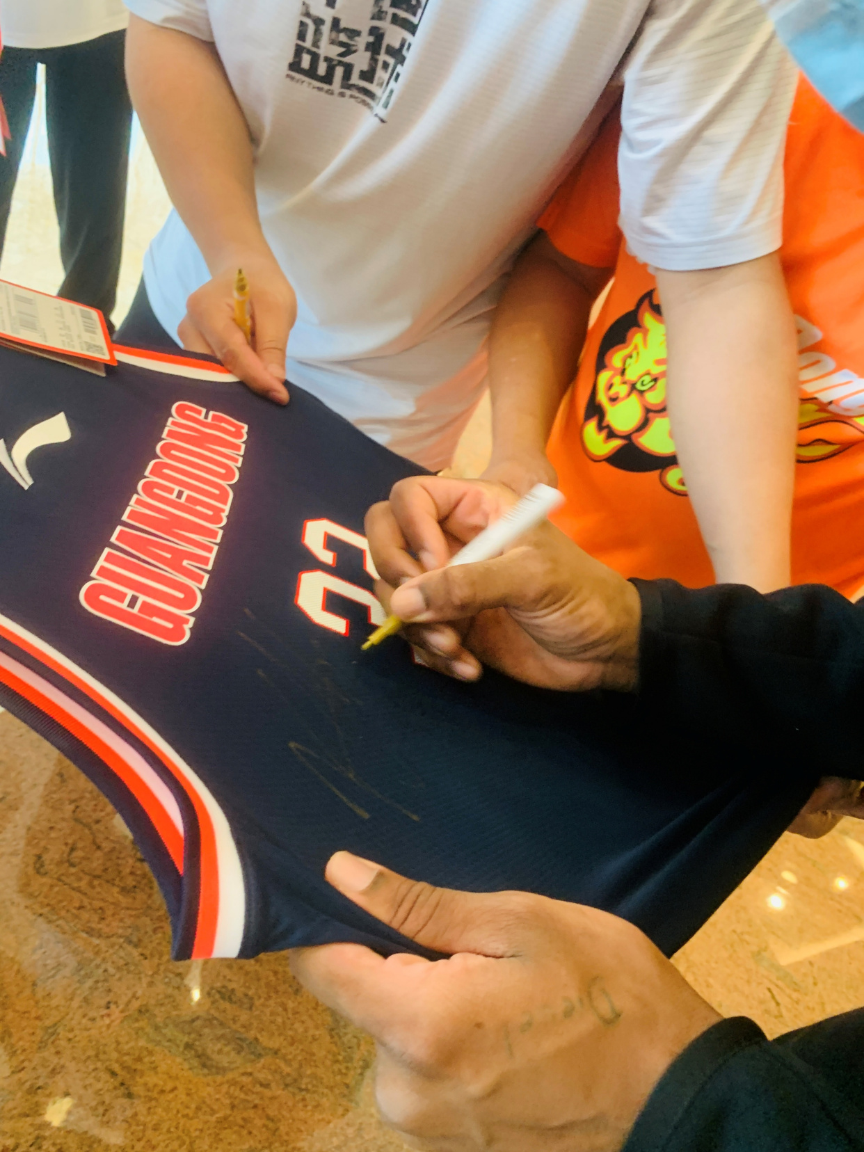 赛前尼斯调整名单以备社区盾，临场应变环节打磨，悬念犹存，阵容厚度经受考验 