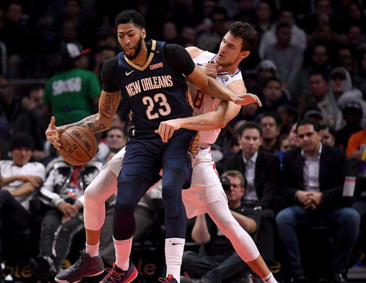 赛前尼斯调整名单以备社区盾，临场应变环节打磨，悬念犹存，阵容厚度经受考验 