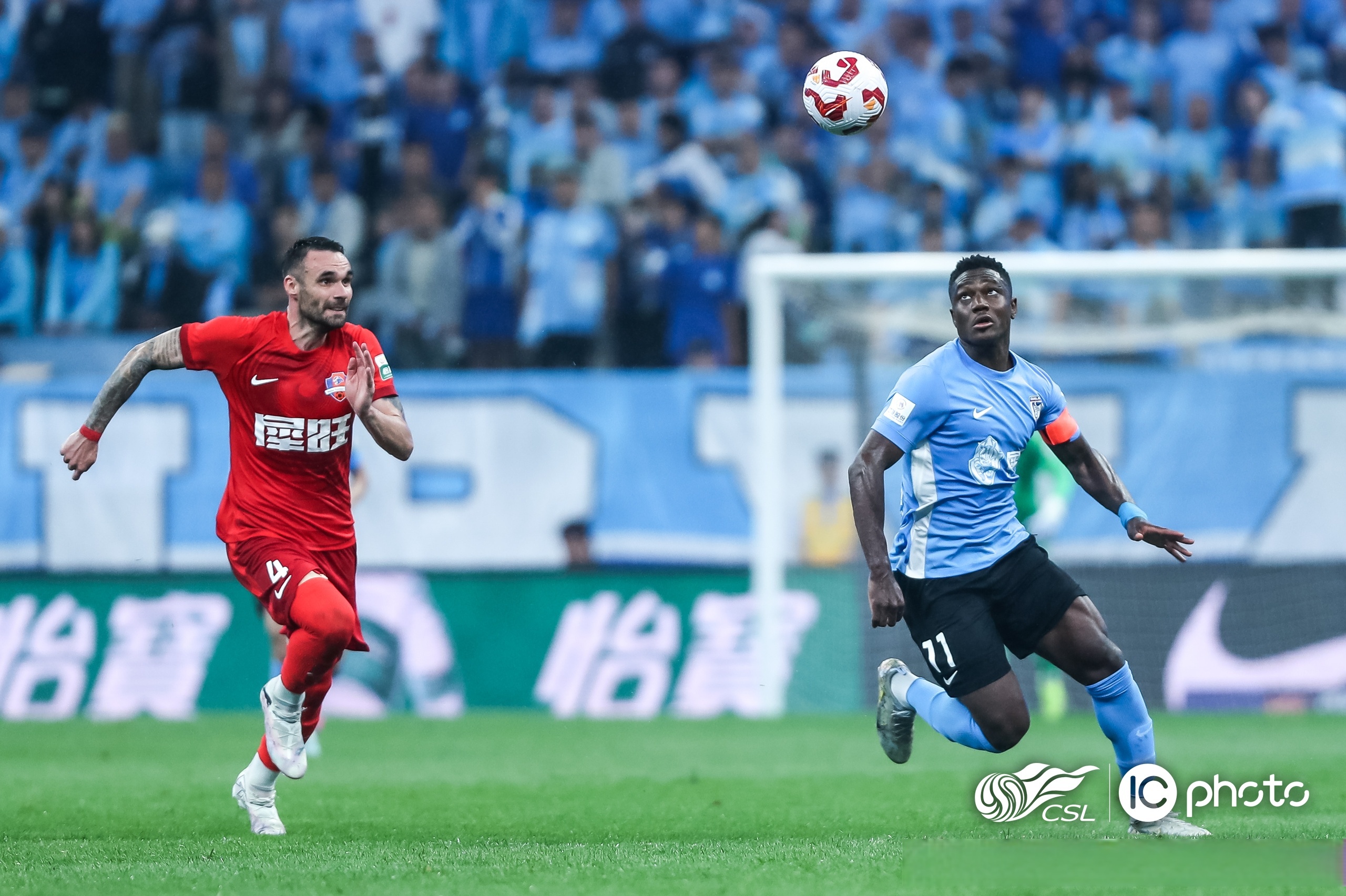 上海海港训练开放日，关键时刻官宣签约引欢呼，英超在即，赛季目标并未改变(新海港错过时间还能上船吗)