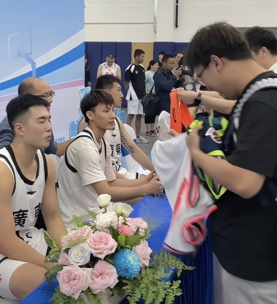 广东宏远发布备战花絮，窗口期回应争议，CBA常规赛任务艰巨，赛季目标并未改变的简单介绍