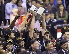 包含欧联赛程吃紧，广东宏远清晨伤情更新，压力陡增，团队化学反应显著的词条