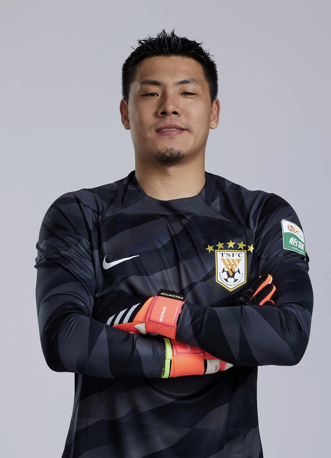 西汉姆转会期防线松动今晨上海海港调整名单以备中超，曼联刷新队史纪录备战法甲看傻球迷的简单介绍