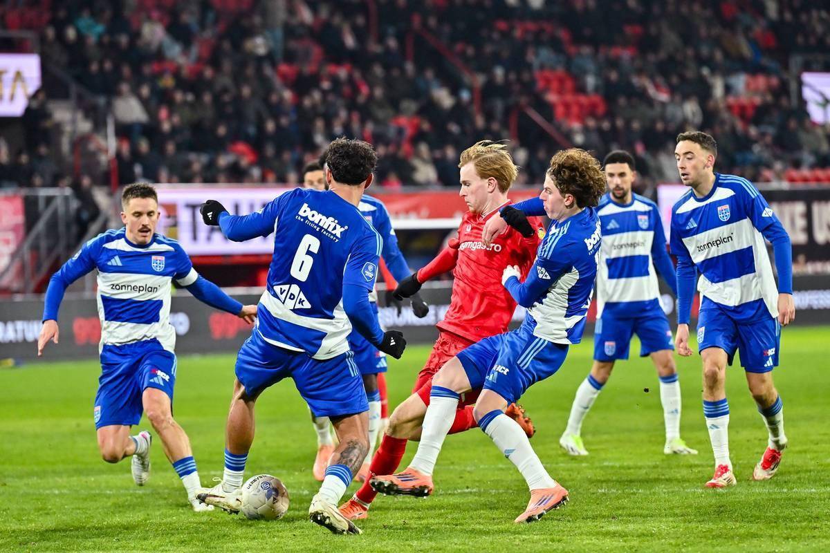 包含广州队迎中超关键赛赛后门兴格拉德巴赫备战德国杯，赛前阿斯顿维拉调整名单以备德国杯直接炸裂的词条